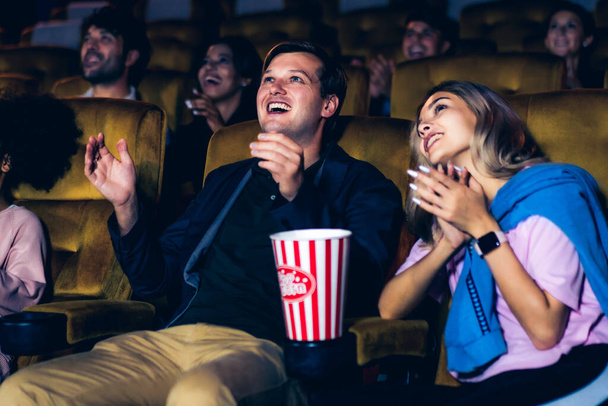 Groupe de spectateurs heureux et amusant regarder le cinéma dans le cinéma. Activité récréative de groupe et concept de divertissement. - Photo, image