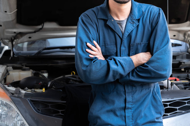 Profesionální mechanik zajišťující opravy a údržbu automobilů v autoservisu. Autoservis obchodní koncept. - Fotografie, Obrázek
