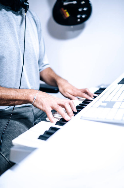 Zenész játszik a billentyűzeten szintetizátor zongora kulcsok.E-learning zene, stúdió koncepció - Fotó, kép