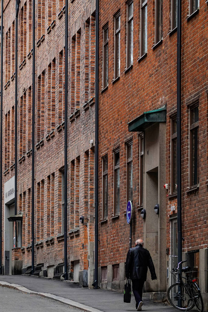 Norrkoping, Zweden Voetgangers wandelen in de oude iconische molen en het industriële deel van de stad. - Foto, afbeelding