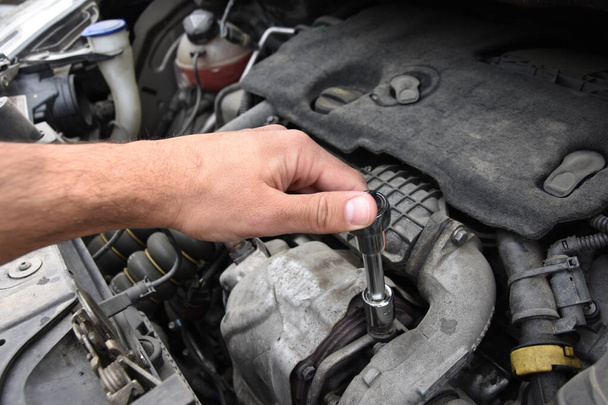 Kontrola mechaniczna i naprawa zepsutego samochodu w serwisie samochodowym  - Zdjęcie, obraz