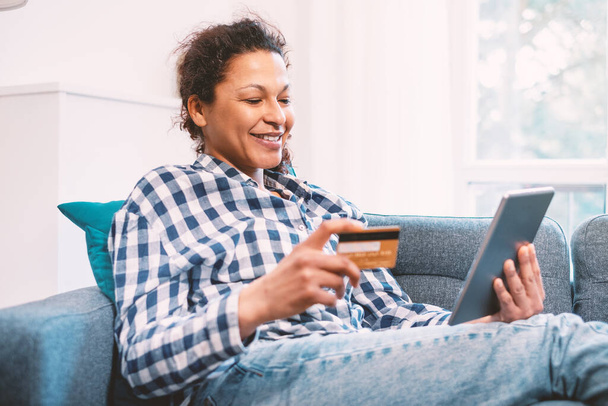 Nyugodt fekete nő online vásárlás és elektronikus banki - Fotó, kép