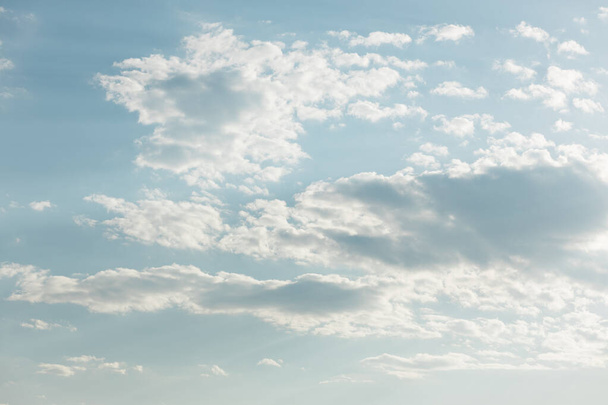 Piękny chmurny krajobraz na błękitnym niebie - Zdjęcie, obraz