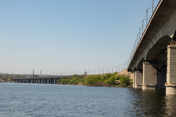 pont kaydat à travers la rivière Dniepr dans la ville de Dniepr
 - Photo, image