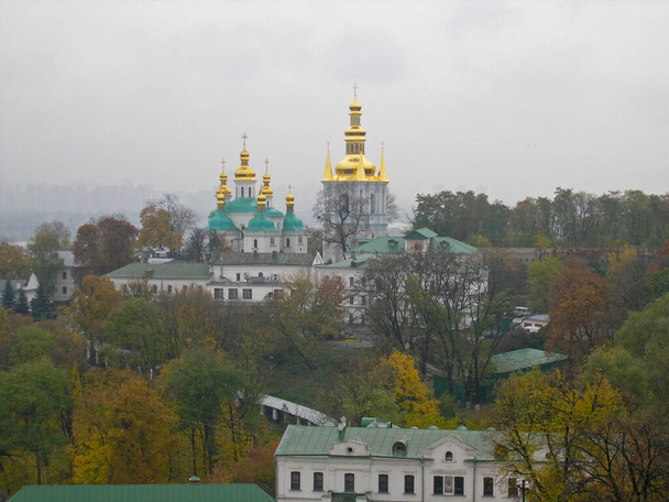 La parte inferior de la Kiev Pechersk Lavra en un día de otoño
 - Foto, imagen