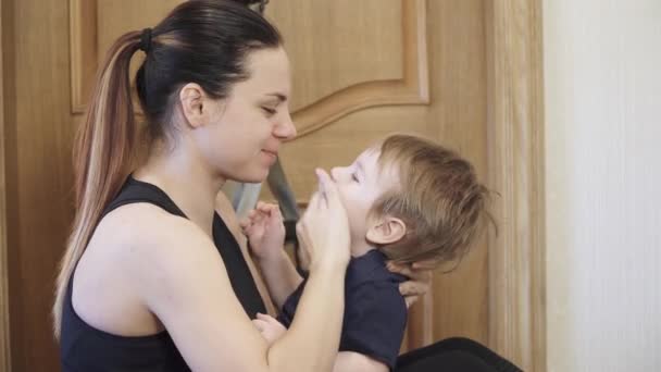 Mom kisses and holds - Video, Çekim
