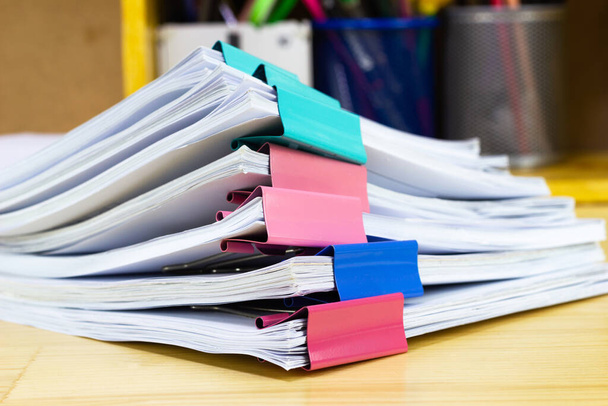 Куча бумаг в рабочем офисе для бизнеса на столе, концептуальный документ в рабочем кабинете - Фото, изображение