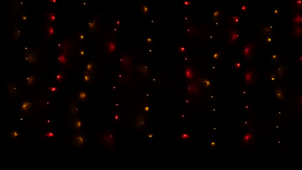  Karácsonyi függőleges fények a sötétben. Zöld, piros, kék, sárga színek. Lassú ütemről gyors ütemre pislogok. Közelkép, makrofotózás. 4K Ultra HD - Felvétel, videó