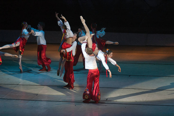 DNEPROPETROVSK, UCRÂNIA - JANEIRO 13: Noite antes do balé de Natal realizado pela Ópera e Ballet Teatro Dnepropetrovsk balé em 13 de janeiro de 2012 em Dnepropetrovsk, Ucrânia
  - Foto, Imagem