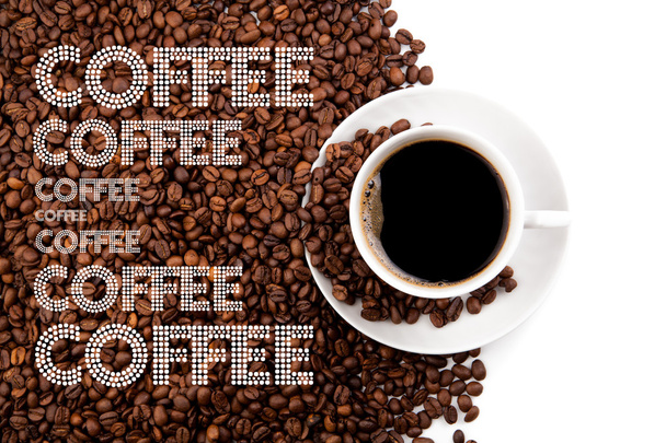 чашка чорної кави зі смаженими бобами
 - Фото, зображення