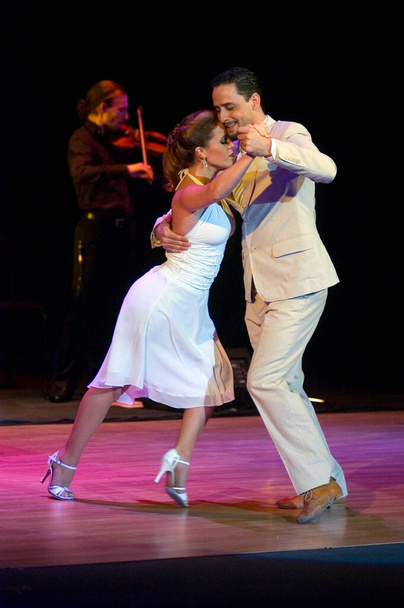 DNEPROPETROVSK, UKRAINE - 26. MÄRZ: Die Tänzer Gimena Aramburu und Juan Fossati (Argentinien) bei Stars of Argentine Tango Show am 26. März 2011 in Dnepropetrovsk, Ukraine. - Foto, Bild