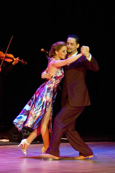 DNEPROPETROVSK, UKRAINE - MARCH 26: The dancers Gimena Aramburu and Juan Fossati (Argentina) at Stars of Argentine Tango show on March 26, 2011 in Dnepropetrovsk, Ukraine. - Foto, Bild
