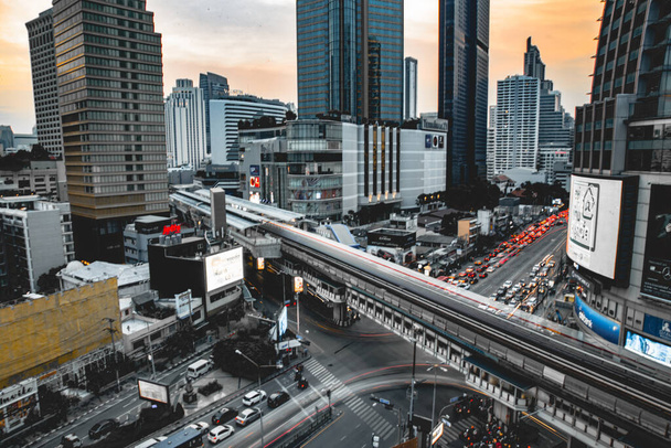 Asoke intersezione e stazione ferroviaria cielo a Bangkok Thailandia
 - Foto, immagini