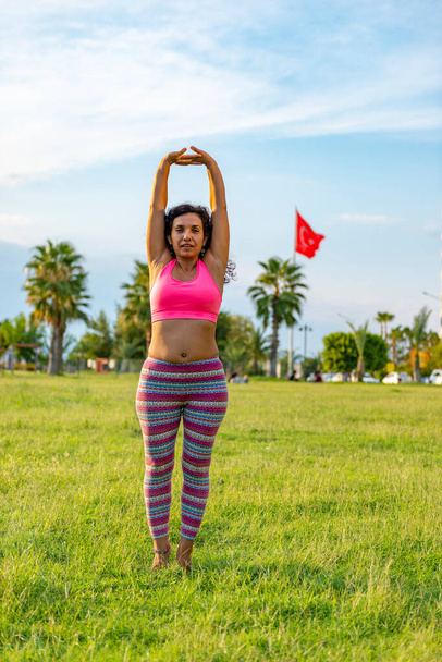 Muratpasa, Antalya / Turquie - 12 septembre 2019. Yoga et sérénité à Antalya Falez Park, Turquie
.  - Photo, image