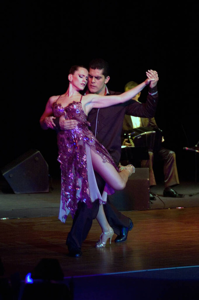 DNIPROPETROVSK, UKRAINE 4. NOVEMBER: Die Tänzer Ruben & Sabrina Veliz (Argentinien, Buenos Aires) bei der World Stars Tango Show am 4. November 2011 in Dnipropetrovsk, Ukraine - Foto, Bild