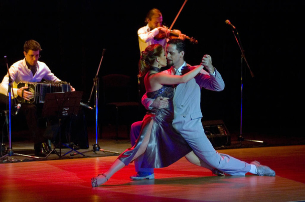 DNEPROPETROVSK, UKRAINE - 26. MÄRZ: Die Tänzer Gimena Aramburu und Juan Fossati (Argentinien) bei Stars of Argentine Tango Show am 26. März 2011 in Dnepropetrovsk, Ukraine. - Foto, Bild