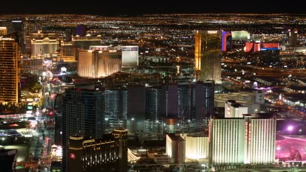Las Vegas Strip Skyline Czas antenowy Upływ miejskiego krajobrazu w nocy w Nevadzie USA Pan w lewo - Materiał filmowy, wideo
