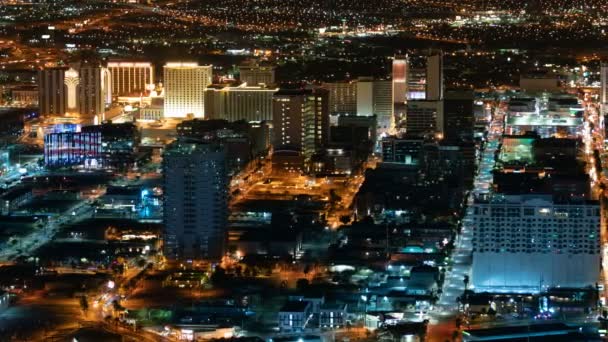 Las Vegas Downtown Skyline Aerial Time Lapse Of Cityscape in Nevada Stany Zjednoczone Pan Right - Materiał filmowy, wideo