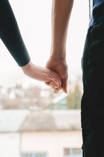Gros plan d'un couple aimant se tenant la main en marchant dans la ville. Jeune couple amoureux debout dans le parc se tenant la main
 - Photo, image