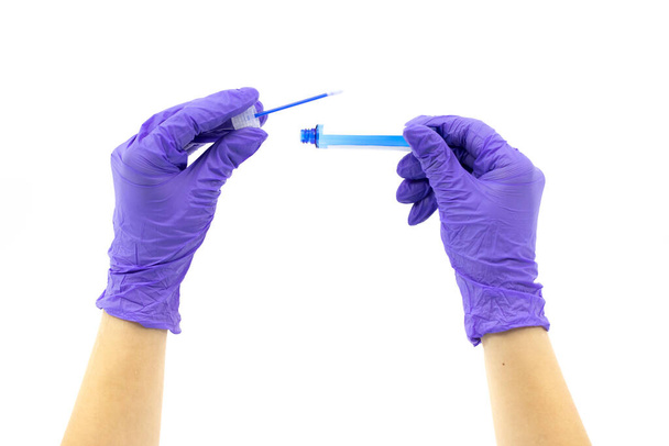 Tampone nasale da laboratorio Covid-19 in mani di medici con guanti di gomma
 - Foto, immagini