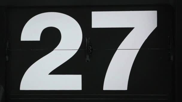 Κοντινό πλάνο Flip ρολόι Αλλαγή αριθμών ημερομηνίας από 27 έως 28, έννοια του χρόνου. - Πλάνα, βίντεο