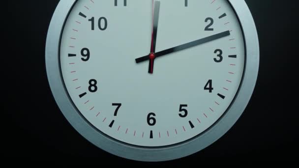 Douze heures Horloge murale grise sur fond noir, laps de temps 60 minutes se déplaçant rapidement. - Séquence, vidéo