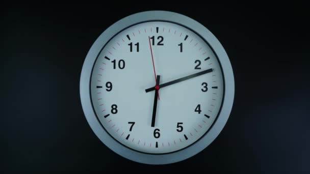 Reloj de pared aislado 06.00 am o pm. sobre fondo negro, lapso de tiempo 60 minutos. - Imágenes, Vídeo