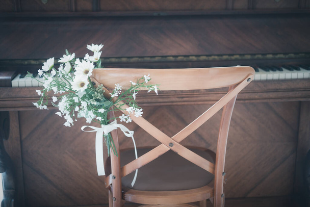 Chaise bois décoration piano avec fleur
 - Photo, image