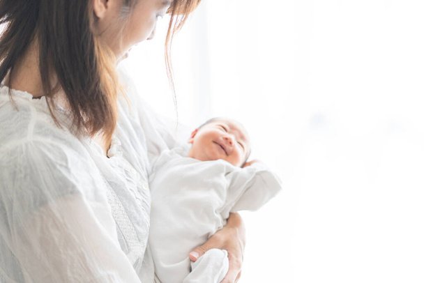 Matka z azjatyckim (japońskim) noworodkiem (0-latek 0 miesiąc życia) - Zdjęcie, obraz