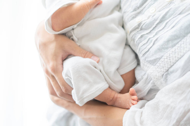 Мати, яка носить азіатського (японського) новонародженого малюка (0 років 0 місяців).) - Фото, зображення