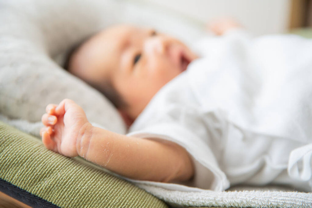 Νεογέννητο ασιατικό (ιαπωνικό) μωρό στο κρεβάτι (0 ετών 0 μηνών) - Φωτογραφία, εικόνα