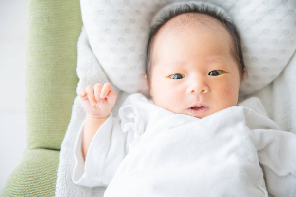 Νεογέννητο ασιατικό (ιαπωνικό) μωρό στο κρεβάτι (0 ετών 0 μηνών) - Φωτογραφία, εικόνα