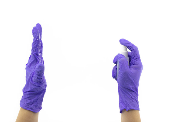 Kleine alcohol antisepticum in handen met rubberen handschoenen op witte achtergrond - Foto, afbeelding