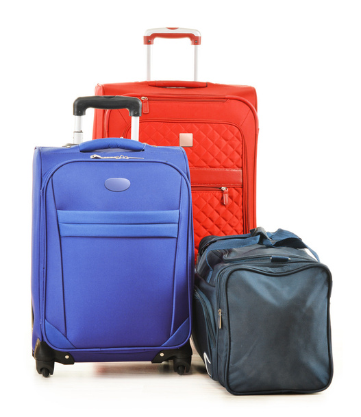 Matkatavarat, jotka koostuvat suurista matkalaukuista ja matkalaukusta valkoisella
 - Valokuva, kuva