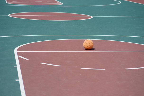 Kosárlabda az üres kosárlabda pálya mentén szabad dobás vonal - Fotó, kép