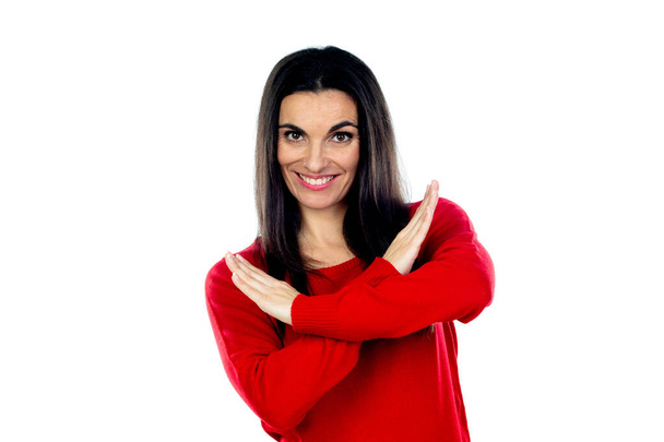 Aantrekkelijke volwassen vrouw draagt rode trui geïsoleerd op een witte achtergrond - Foto, afbeelding