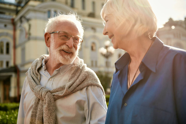 Me estás haciendo feliz. Hermosa pareja de ancianos mirándose y sonriendo mientras pasan tiempo juntos al aire libre
 - Foto, Imagen