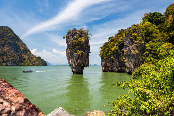 Top schilderachtig uitzicht op James Bond Island of khao Tapoo, beroemde oriëntatiepunt film van Man met Golden Gun en zeilboot bij Ao Phang Nga baai, Thailand. reisbestemming van Thai zuiden in de zomer. - Foto, afbeelding