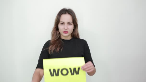 Geïrriteerde Meisjes Punten Fout, Wijzende Index Vinger, Holding Yellow Sheet Paper - Video