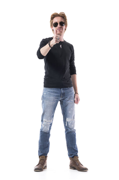 Šťastný mladý sebevědomý rusovlasý muž ukazující palce nahoru schvalovací znak. Celé tělo izolované na bílém pozadí.  - Fotografie, Obrázek