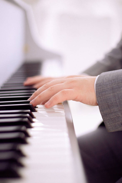 Un homme jouant du piano
 - Photo, image