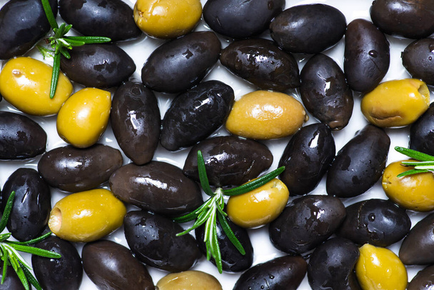 Plochá vrstva čerstvě sklizených sezónních nakládaných středomořských oliv. Zdravá svačinka, předkrm nebo tradiční meze food - Fotografie, Obrázek