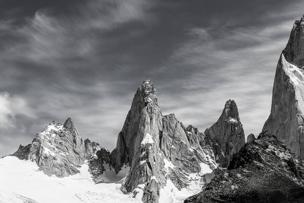 Kolossale Berge in Schwarz-Weiß - Foto, Bild