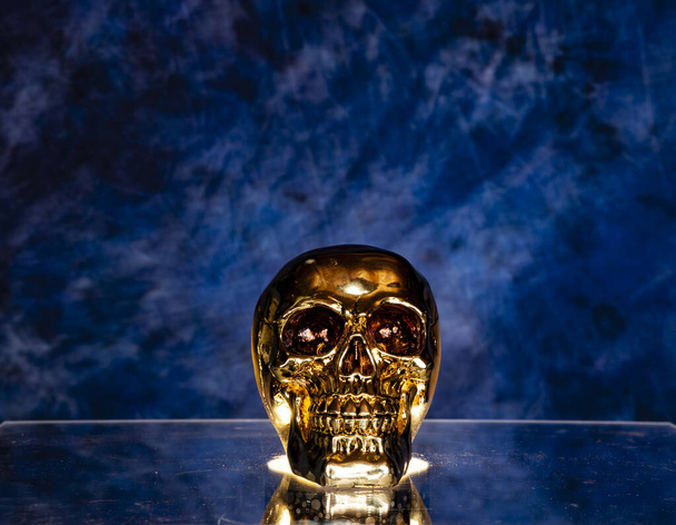 voodoo ritueel met schedel en toverdrank in het glas gloeiend - Foto, afbeelding