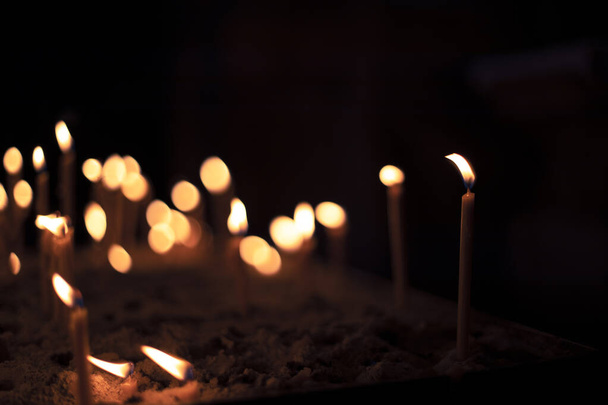 Kerzen Feuer Flamme religiöse Atmosphäre Tapete Poster in der Dunkelheit Beleuchtung Blick in die Kirche - Foto, Bild