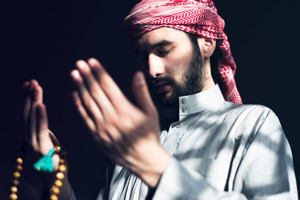 Jeune homme arabe musulman priant. Faire une prière quotidienne à l'intérieur moderne belle mosquée. - Photo, image