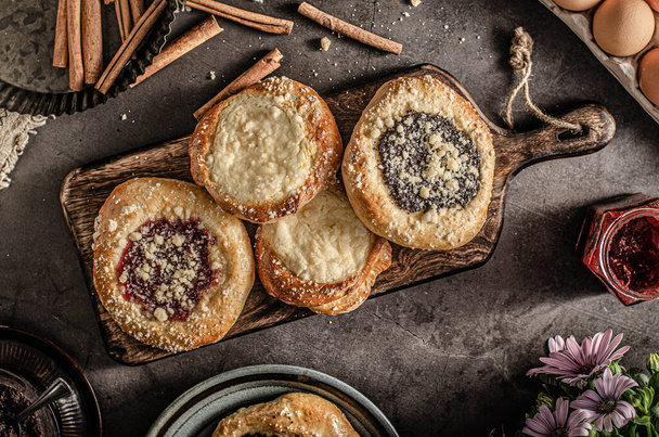 Delicious cakes with currants, poppy seeds and curd - Foto, Bild