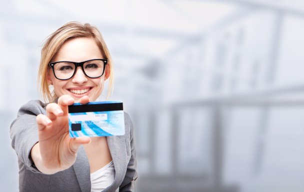Женщина с новой кредитной картой
 - Фото, изображение