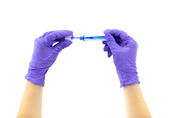 Coronavirus neusdoekje reageerbuis in handen met rubberen handschoenen op witte achtergrond - Foto, afbeelding