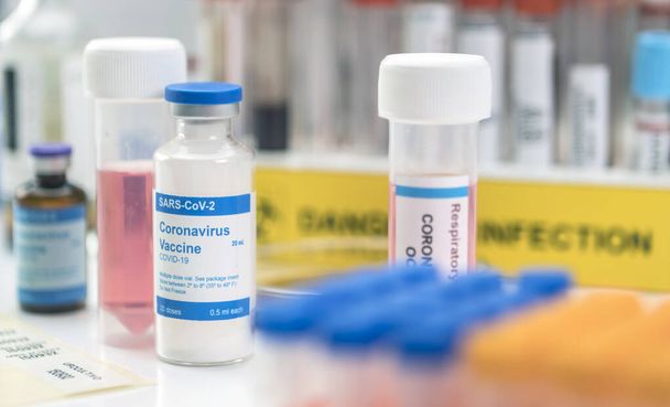 Коронавирус ковид-19 экспериментальная вакцина в лаборатории, концептуальное изображение, немаркированные универсальные контейнеры для лекарств и гипотетические штрих-коды
 - Фото, изображение